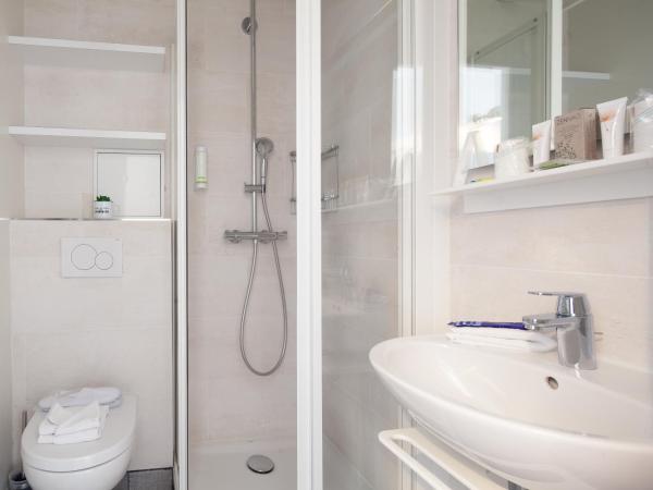 HOTEL DE PARIS MONTPARNASSE : photo 6 de la chambre chambre simple - vue sur jardin