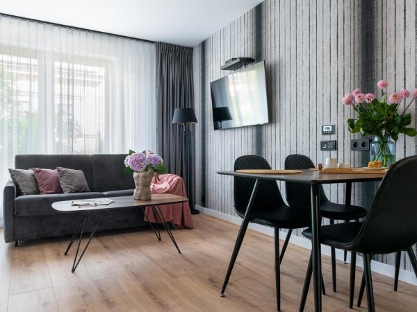 InPoint Apartments G15 near Old Town & Kazimierz : photo 1 de la chambre suite lit king-size avec balcon