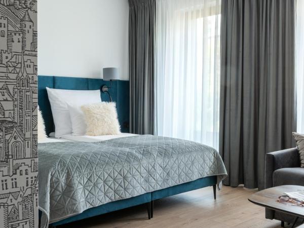 InPoint Apartments G15 near Old Town & Kazimierz : photo 5 de la chambre suite lit king-size avec balcon