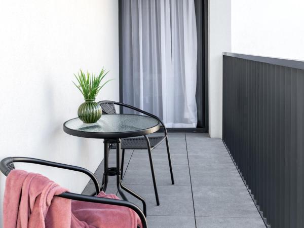 InPoint Apartments G15 near Old Town & Kazimierz : photo 6 de la chambre suite lit king-size avec balcon