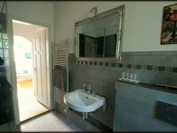 Bed and Breakfast Wildrose : photo 6 de la chambre chambre double avec salle de bains privative