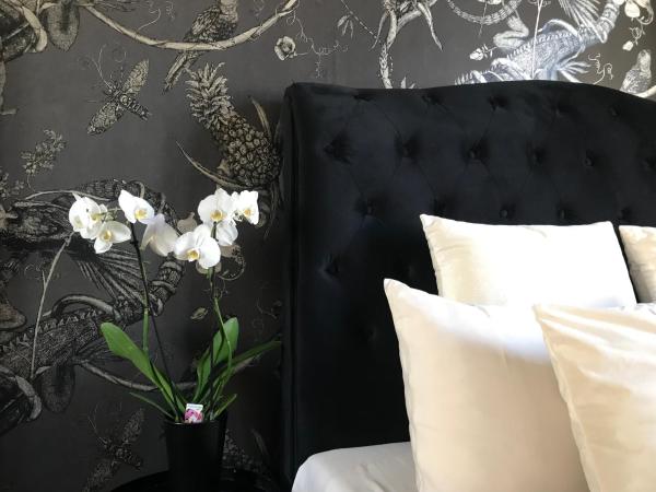 LIPPI 42 Guest House Villa with private garden : photo 1 de la chambre chambre double avec balcon