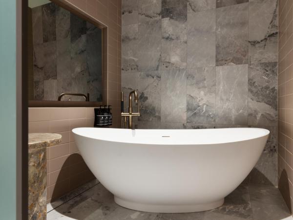 The Porter House Hotel Sydney - MGallery : photo 9 de la chambre suite junior avec un lit king-size