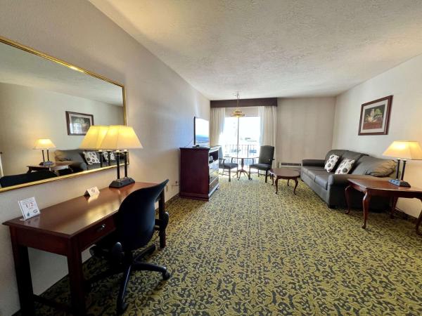 Salt Lake Plaza Hotel SureStay Collection by Best Western : photo 2 de la chambre suite lit king-size avec baignoire spa