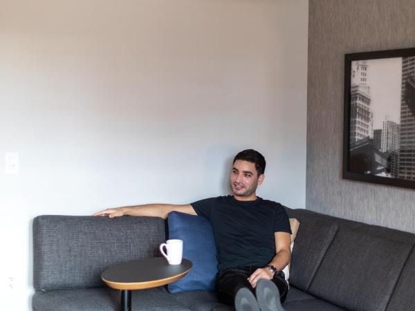 Hyatt Place Chicago Medical/University District : photo 1 de la chambre chambre lit king-size avec canapé-lit