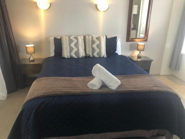 Absolute Lake View Motel : photo 1 de la chambre studio avec baignoire spa