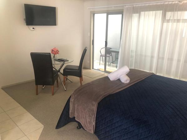 Absolute Lake View Motel : photo 3 de la chambre studio avec baignoire spa