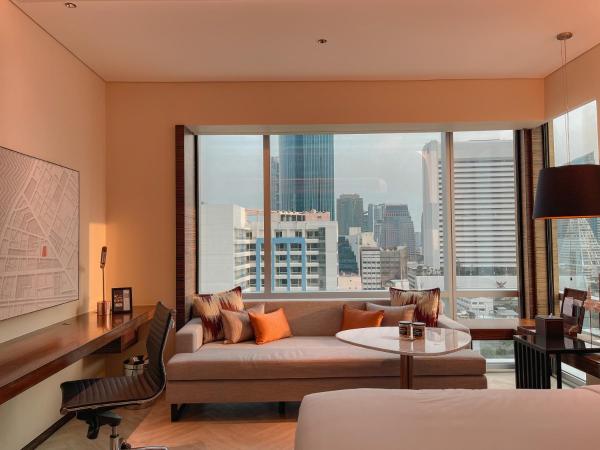 Le Meridien Bangkok : photo 1 de la chambre chambre d'angle deluxe avec 1 lit king-size 