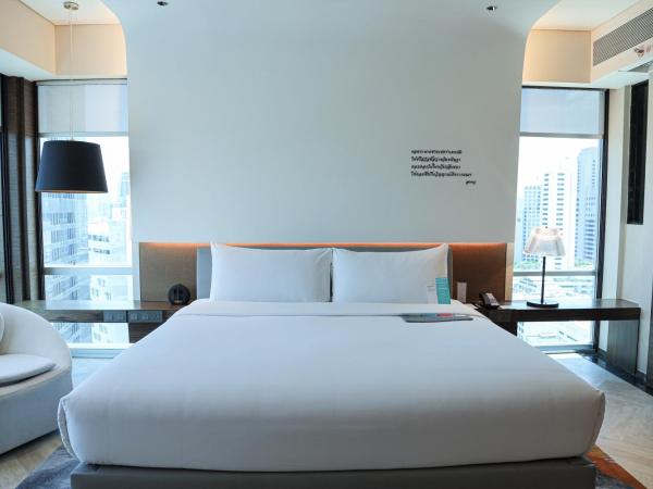 Le Meridien Bangkok : photo 8 de la chambre suite d'angle avec lit king-size 