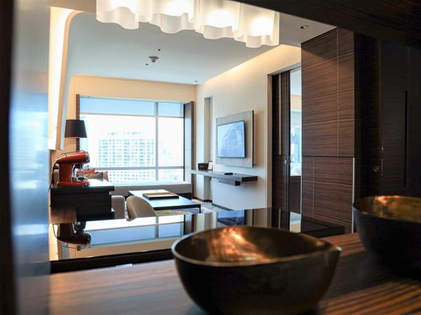 Le Meridien Bangkok : photo 6 de la chambre suite d'angle avec lit king-size 