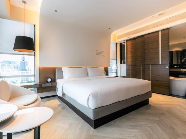 Le Meridien Bangkok : photo 9 de la chambre suite d'angle avec lit king-size 