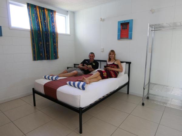 Caravella Backpackers : photo 8 de la chambre chambre double avec salle de bains privative