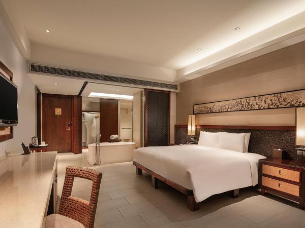Wanda Realm Resort Sanya Haitang Bay : photo 3 de la chambre chambre lit king-size avec vue sur le jardin