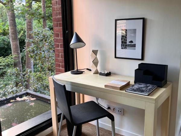 LA PORTE ROUGE RBX : photo 5 de la chambre chambre lit queen-size - vue sur jardin