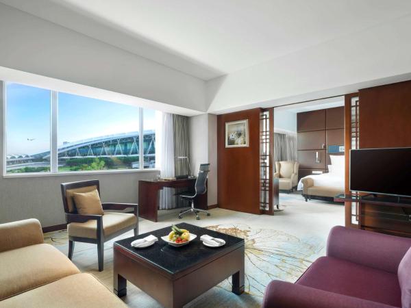 Pullman Guangzhou Baiyun Airport : photo 1 de la chambre suite lit king-size de luxe avec vue