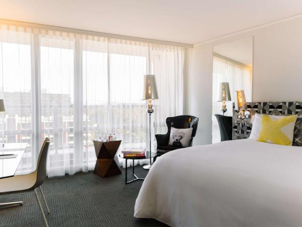 QT Canberra : photo 3 de la chambre chambre lit king-size qt
