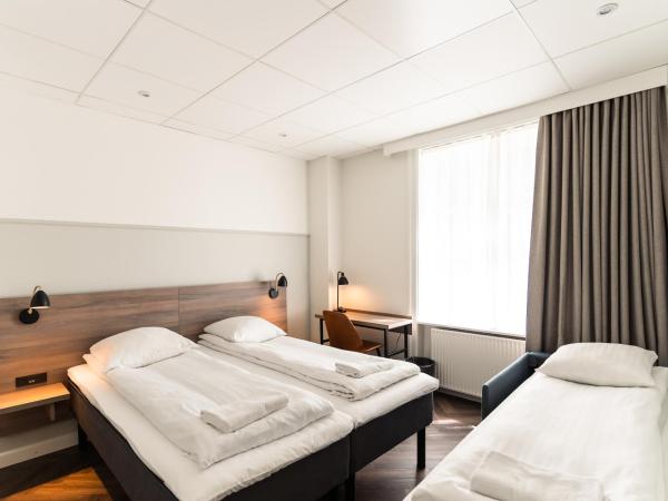 Go Hotel Saga : photo 5 de la chambre chambre triple avec salle de bains privative