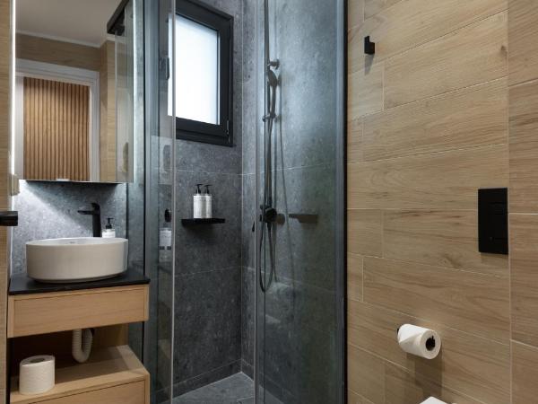 LUX&EASY Athens Downtown Residences : photo 6 de la chambre suite avec jardin privé et jacuzzi