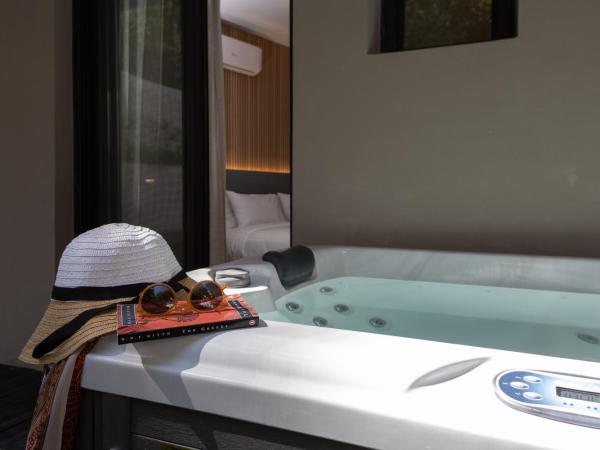 LUX&EASY Athens Downtown Residences : photo 2 de la chambre suite avec jardin privé et jacuzzi