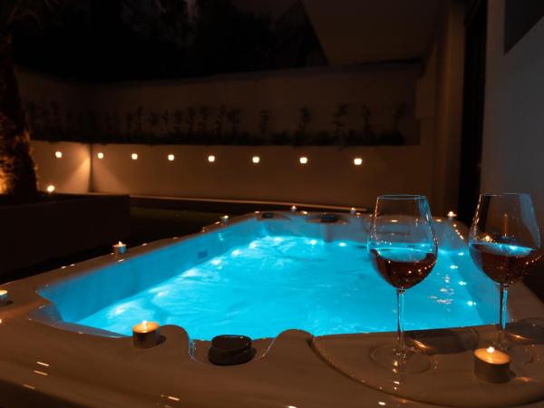 LUX&EASY Athens Downtown Residences : photo 1 de la chambre suite avec jardin privé et jacuzzi