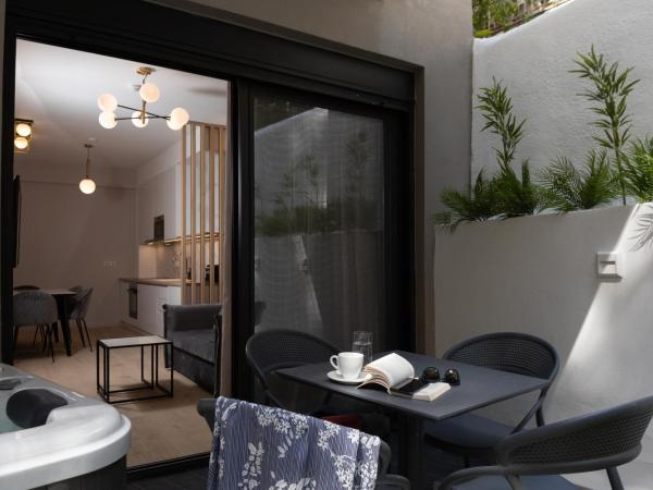 LUX&EASY Athens Downtown Residences : photo 10 de la chambre suite avec jardin privé et jacuzzi