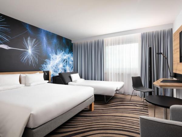 Novotel Poznan Centrum : photo 2 de la chambre chambre lit queen-size supérieure avec canapé