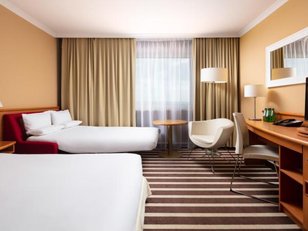 Novotel Poznan Centrum : photo 3 de la chambre chambre standard avec lit queen-size et canapé