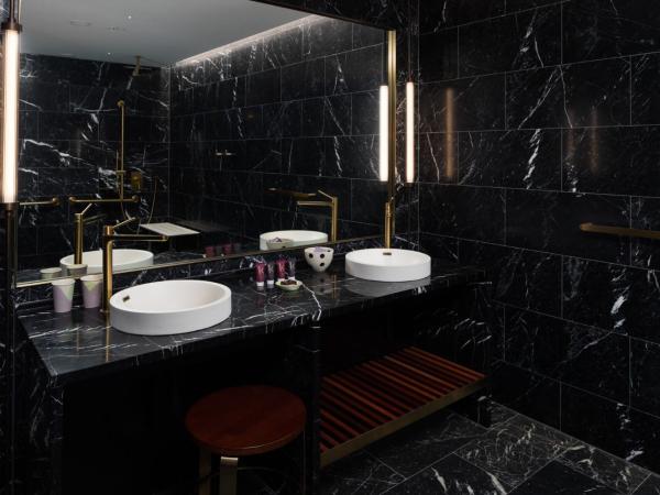 QT Perth : photo 3 de la chambre chambre lit king-size - accessible aux personnes à mobilité réduite