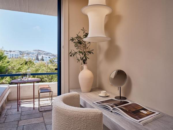 Mykonos Theoxenia, a member of Design Hotels : photo 3 de la chambre chambre supérieure - vue latérale sur mer
