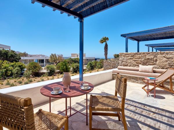 Mykonos Theoxenia, a member of Design Hotels : photo 5 de la chambre suite de luxe - vue sur jardin