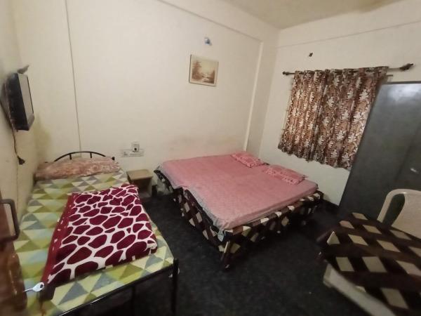 Professionals Pride PG : photo 2 de la chambre chambre triple avec salle de bains privative