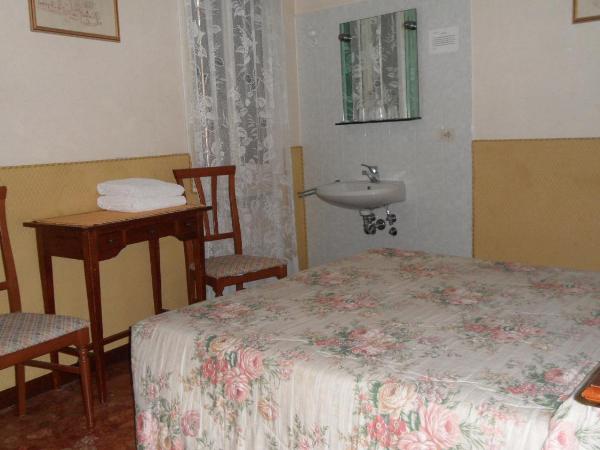 Hotel Locanda Ca' Foscari : photo 2 de la chambre chambre double avec salle de bains commune
