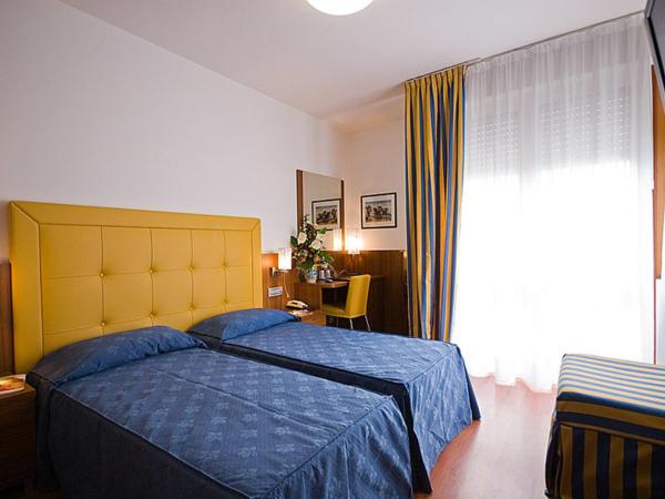 Hotel Ariston : photo 1 de la chambre chambre double ou lits jumeaux avec balcon