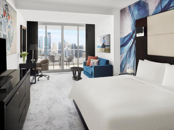 Mövenpick Hotel Jumeirah Lakes Towers Dubai : photo 4 de la chambre junior suite with lake view and balcony - includes free beach club access