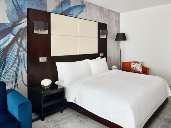 Mövenpick Hotel Jumeirah Lakes Towers Dubai : photo 8 de la chambre junior suite with lake view and balcony - includes free beach club access