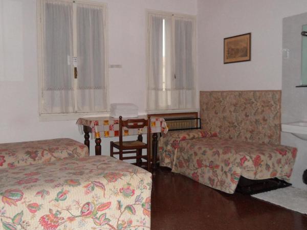 Hotel Locanda Ca' Foscari : photo 5 de la chambre chambre triple avec salle de bains commune