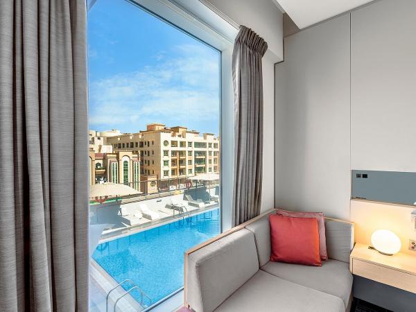 Studio M Arabian Plaza Hotel & Hotel Apartments : photo 1 de la chambre chambre lit king-size urbaine - vue sur piscine - service de navette gratuit vers plage d'al mamzar et centre-ville de deira 