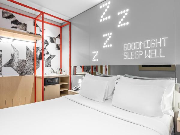 Studio M Arabian Plaza Hotel & Hotel Apartments : photo 4 de la chambre chambre lit king-size urbaine - vue sur piscine - service de navette gratuit vers plage d'al mamzar et centre-ville de deira 
