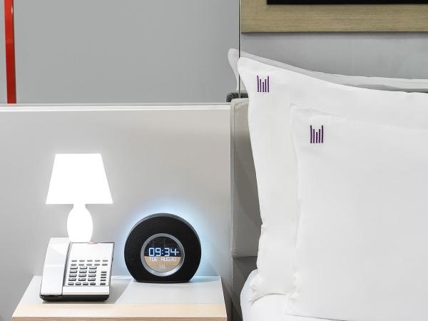 Studio M Arabian Plaza Hotel & Hotel Apartments : photo 1 de la chambre chambre lit king-size urbaine - service de navette gratuit pour plage d'al mamzar et centre-ville de deira 