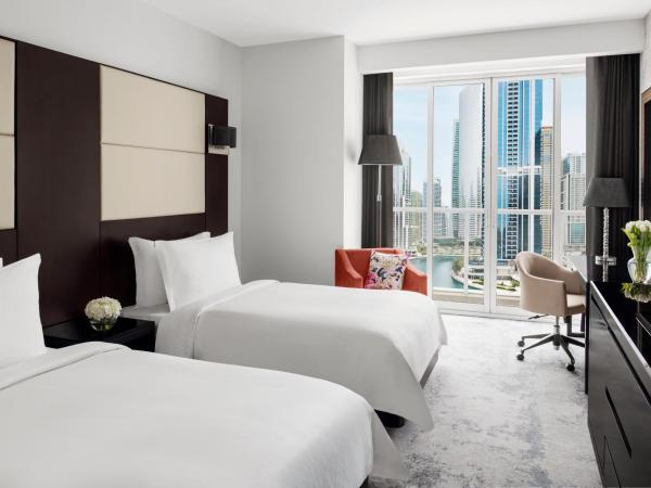 Mövenpick Hotel Jumeirah Lakes Towers Dubai : photo 7 de la chambre superior twin room with lake view - includes free beach club access