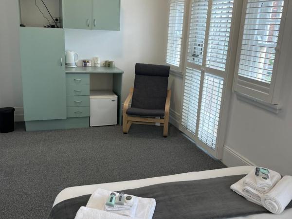 Hotel Concord : photo 2 de la chambre chambre lit queen-size avec salle de bains commune