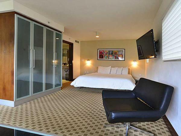 Strand Ocean Drive Suites : photo 6 de la chambre suite lit king-size avec balcon - vue directe sur océan - a301