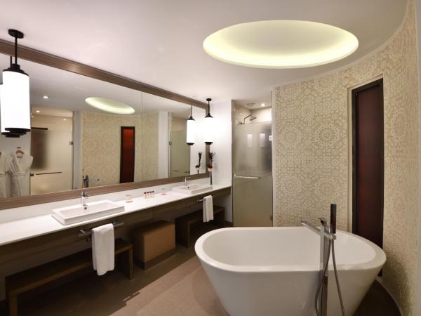 Mövenpick Hotel Mansour Eddahbi Marrakech : photo 1 de la chambre suite lit king-size prestige avec salon et canapé