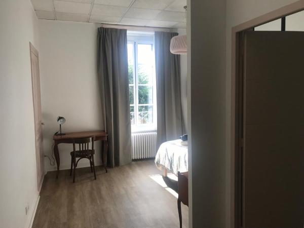 Auberge Ti'gousket : photo 3 de la chambre chambre lit king-size - vue sur jardin