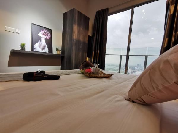 Attic Home Melaka Silverscape Residence & Jonker : photo 7 de la chambre deluxe king studio (private bathtub and city view)