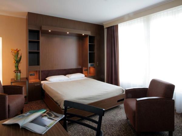 Citadines Saint-Germain-des-Prés Paris : photo 2 de la chambre studio - vue sur seine
