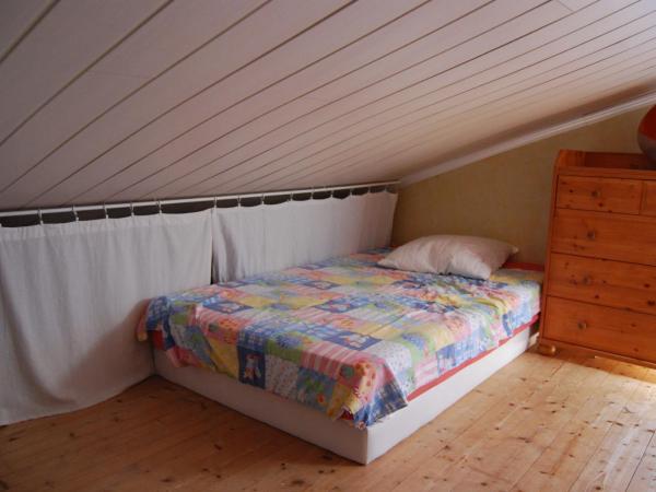 Les Volets Bleus Provence : photo 3 de la chambre chambre quadruple avec salle de bains privative séparée