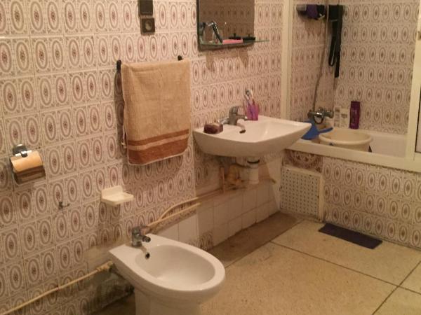 Room in Guest room - Property located in a quiet area close to the train station and town : photo 8 de la chambre chambre triple