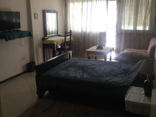 Room in Guest room - Property located in a quiet area close to the train station and town : photo 7 de la chambre chambre triple