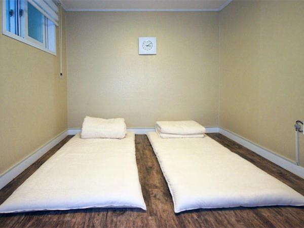 Crib 49 Guesthouse - Foreigner only : photo 3 de la chambre chambre lits jumeaux Économique